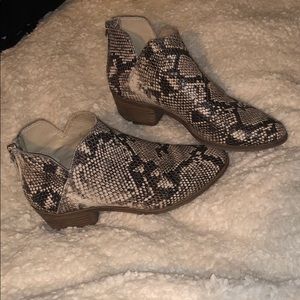 Dolce Vita faux snake skin boots! Size 6!